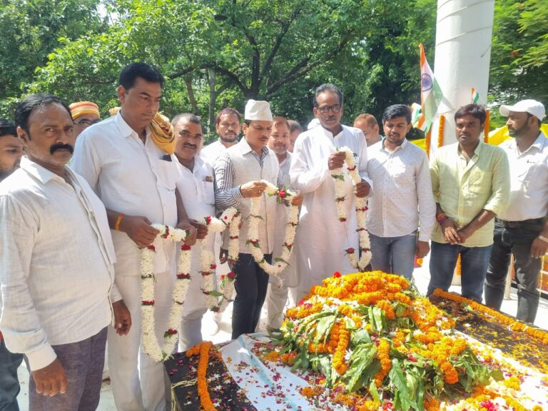 बैरिया बलिदान दिवस के अवसर पर रक्तदान शिविर का सफल आयोजन