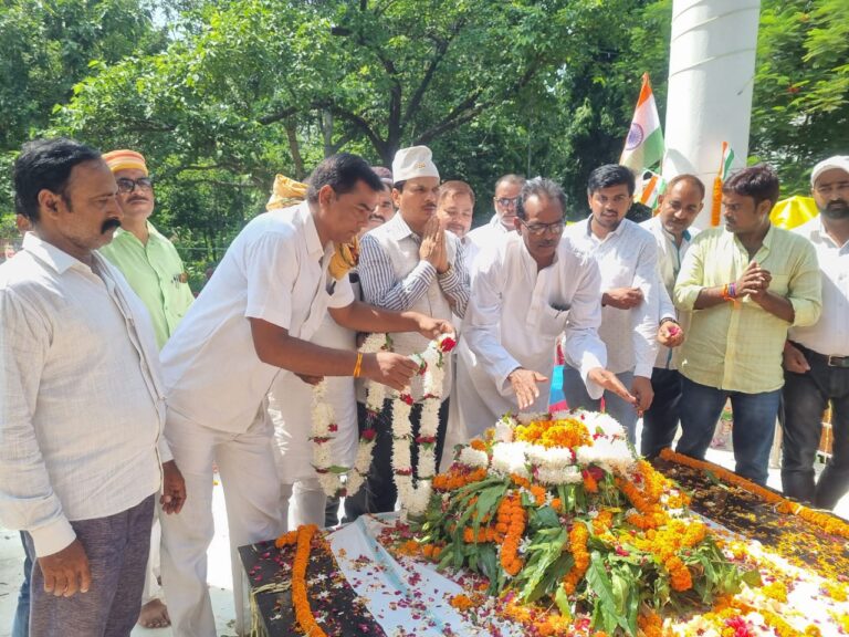 बैरिया बलिदान दिवस के अवसर पर रक्तदान शिविर का सफल आयोजन