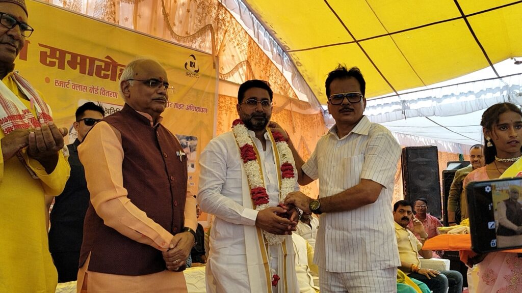 स्वस्थ जीवन एक्सप्रेस, उत्तम स्कूल परियोजना, स्मार्ट क्लास बोर्ड वितरण एवं सोलर स्ट्रीट लाइट अधिष्ठान का शुभारंभ