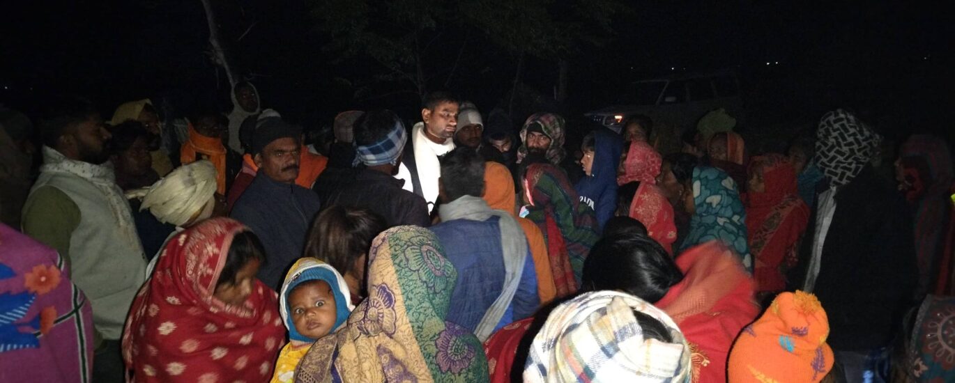 भैसहा के पास लमुही ग्राम सभा के लाली के डेरा में अग्निकांड के बाद राहत सामग्री उपलब्ध कराई गई