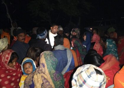 भैसहा के पास लमुही ग्राम सभा के लाली के डेरा में अग्निकांड के बाद राहत सामग्री उपलब्ध कराई गई