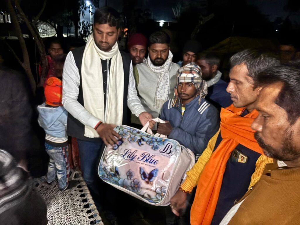 भैसहा के पास लमुही ग्राम सभा के लाली के डेरा में अग्निकांड के बाद राहत सामग्री उपलब्ध कराई गई