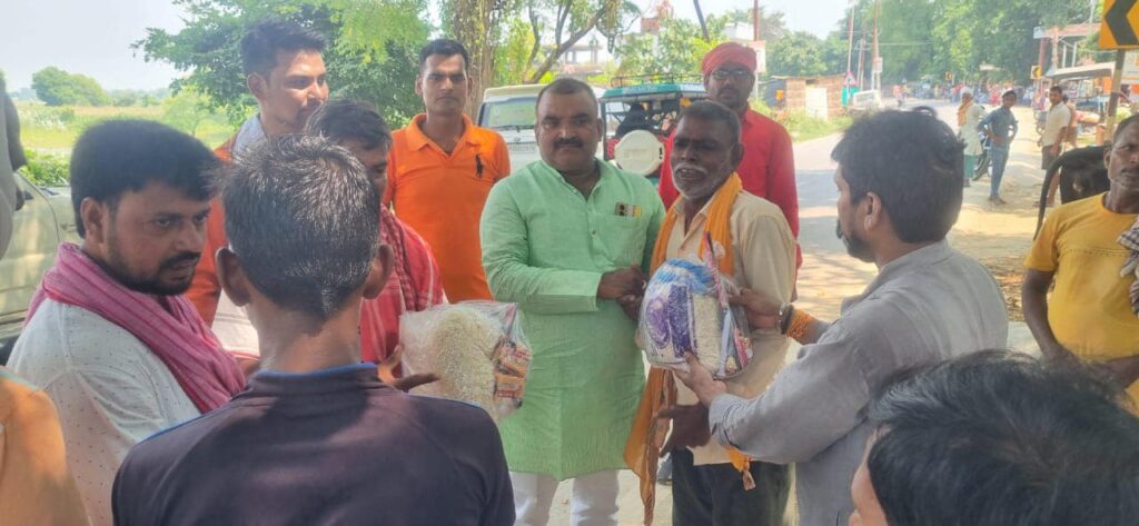 दूबे छपरा, प्रसाद छपरा एवं अन्य बाढ़ प्रभावित क्षेत्रों में राहत सामग्री पहुँचाई गई