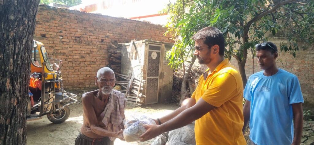 दूबे छपरा, प्रसाद छपरा एवं अन्य बाढ़ प्रभावित क्षेत्रों में राहत सामग्री पहुँचाई गई