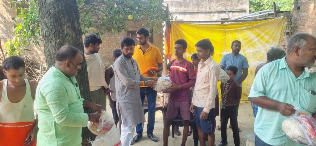 दूबे छपरा, प्रसाद छपरा एवं अन्य बाढ़ प्रभावित क्षेत्रों में राहत सामग्री पहुँचाई गई