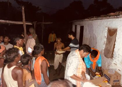 शिवपुर कपूर दियर में अपनों के बीच राहत सामग्री पहुँचाते हुए