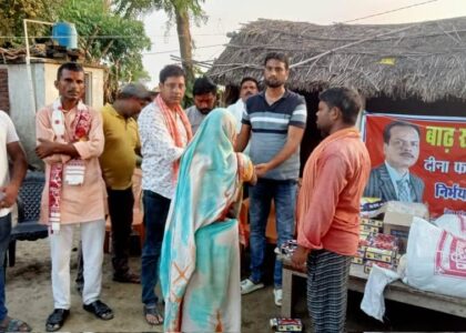 गडेरिया के बाढ़ ग्रस्त लोगों के बीच राहत सामग्री पहुँचाते हुए