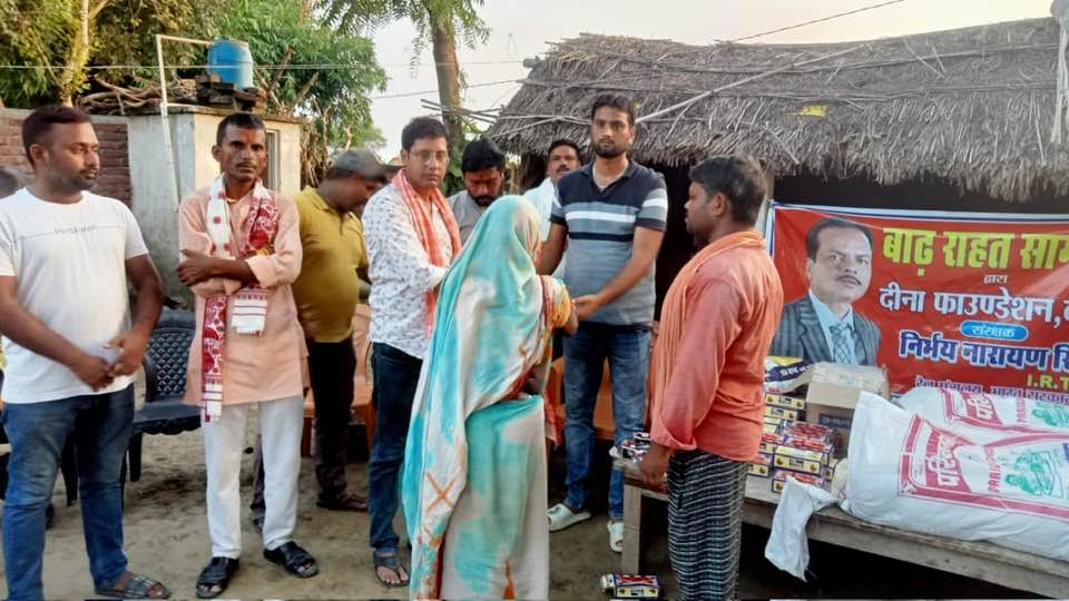 गडेरिया के बाढ़ ग्रस्त लोगों के बीच राहत सामग्री पहुँचाते हुए