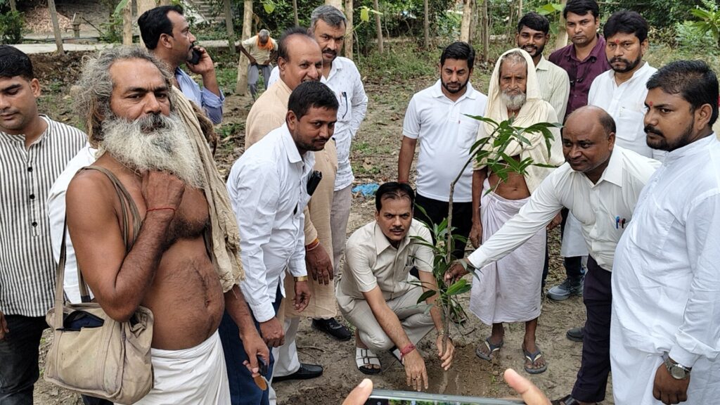 मेरे आवास – एक फलदार पेड़ का प्रवास: बैरिया ग्राम सभा बबुआपुर में 100 आम के वृक्षों का रोपण
