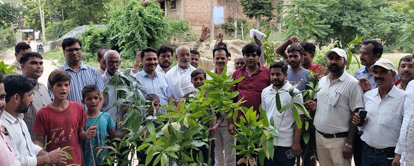 मेरे आवास – एक फलदार पेड़ का प्रवास: बैरिया ग्राम सभा बबुआपुर में 100 आम के वृक्षों का रोपण