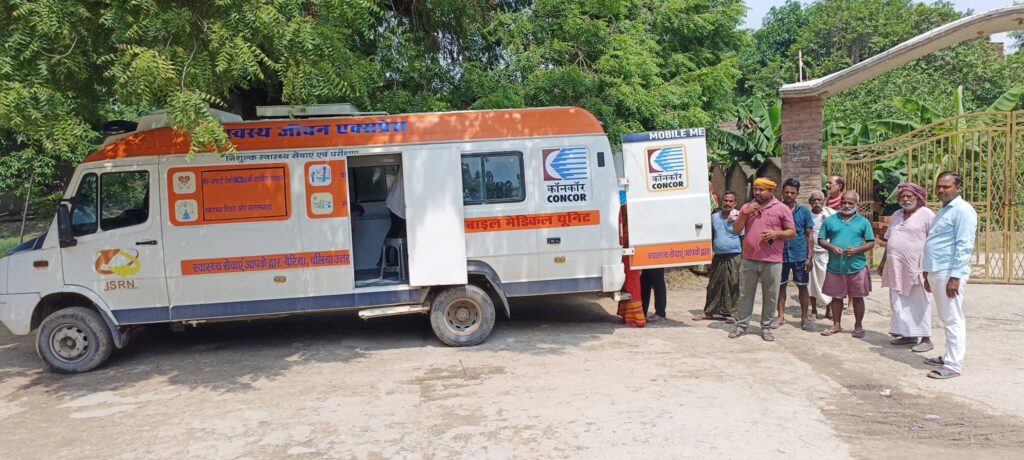 स्वस्थ जीवन एक्सप्रेस के माध्यम से गांव में सैकड़ों रोगियों को निःशुल्क स्वास्थ्य सेवाएं