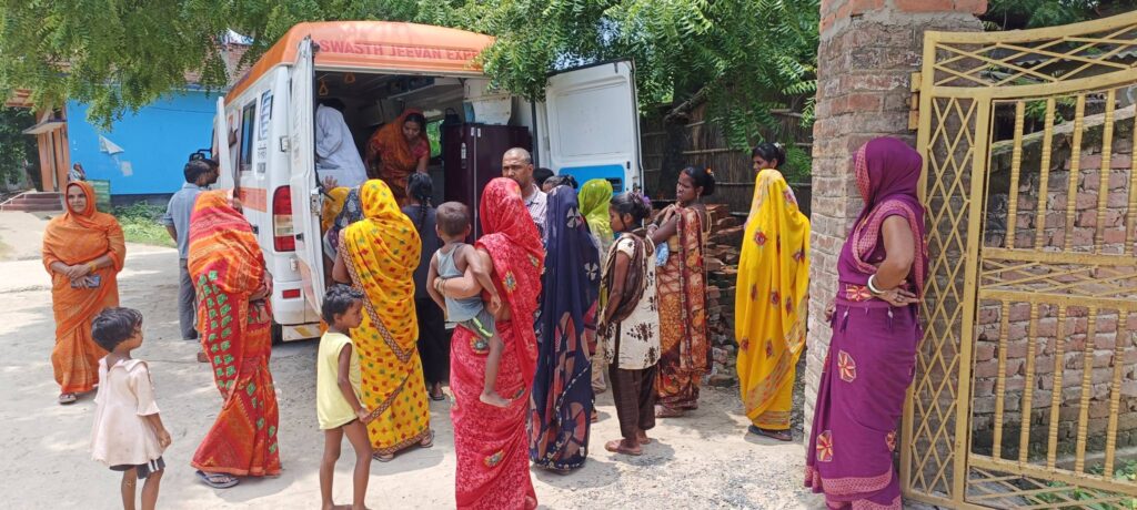 स्वस्थ जीवन एक्सप्रेस के माध्यम से गांव में सैकड़ों रोगियों को निःशुल्क स्वास्थ्य सेवाएं