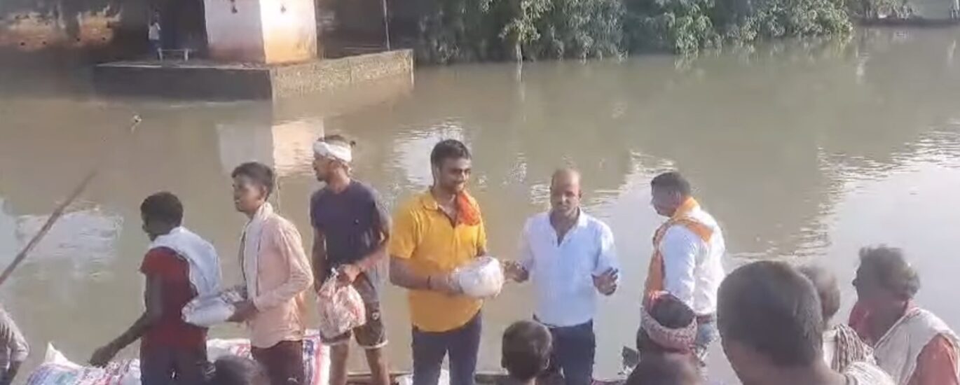 अठगावां, टिपुरी एवं अन्य गाँवों में राहत सामग्री का वितरण