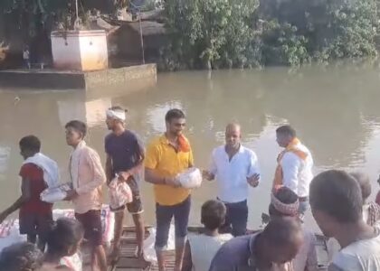 अठगावां, टिपुरी एवं अन्य गाँवों में राहत सामग्री का वितरण